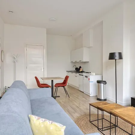 Modern & Bright In Apartment *